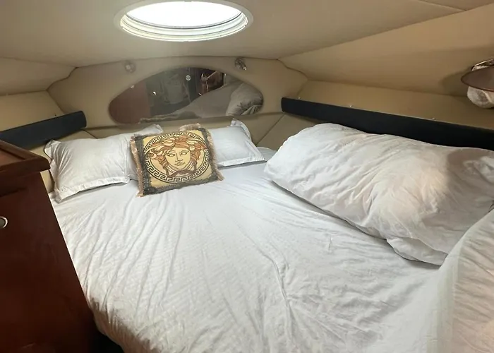 Yacht Boat 2 Beds 1 Bath Dubai Eye Dubai Marina Jbr
